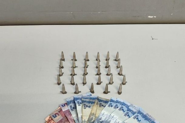 GCM apreende drogas em ponto de &ocirc;nibus e aborda adolescente em Mogi Gua&ccedil;u
