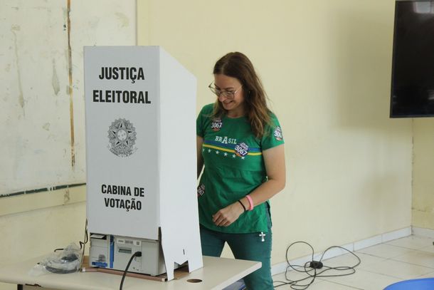 Joelma Franco vota com a fam&iacute;lia e diz ter entregado o melhor na campanha
