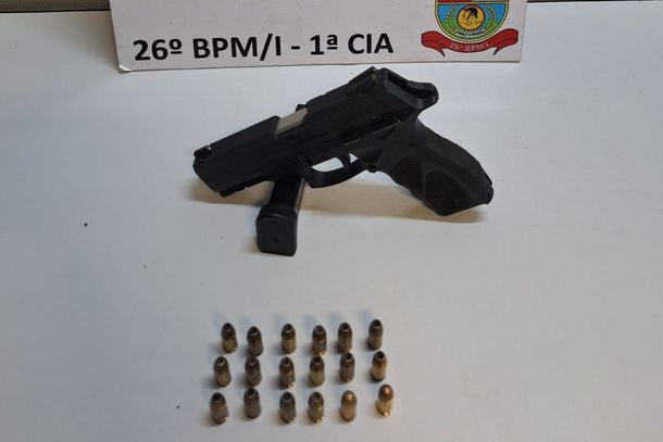 &nbsp;PM encontra pistola sob banco de carro e prende motorista em Mogi Gua&ccedil;u