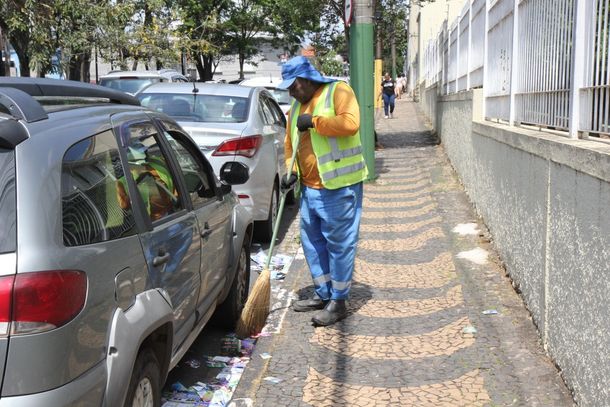 Prefeitura mobiliza equipes para retirar santinhos em locais de vota&ccedil;&atilde;o 