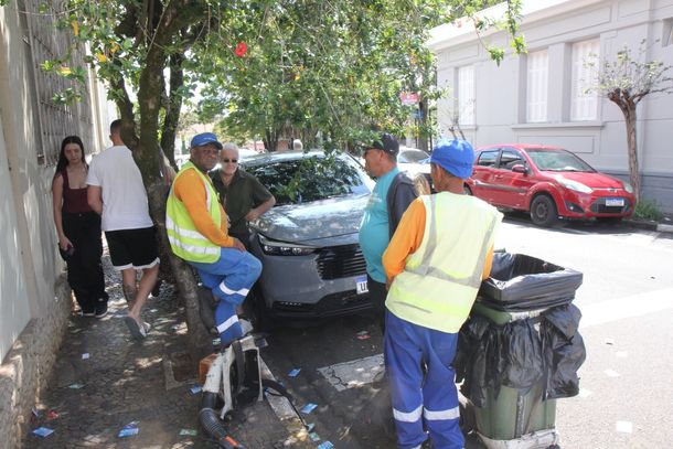 Prefeitura mobiliza equipes para retirar santinhos em locais de vota&ccedil;&atilde;o 