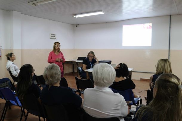 Servidoras do Saae recebem orienta&ccedil;&otilde;es sobre c&acirc;ncer de mama 