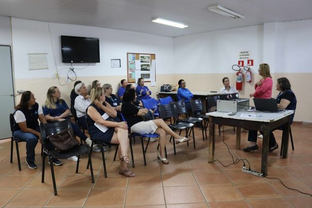 Servidoras do Saae recebem orienta&ccedil;&otilde;es sobre c&acirc;ncer de mama 