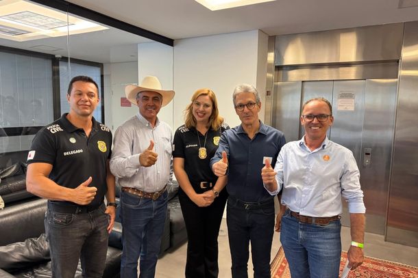 Delegado Manoel Nora, deputado federa Emidinho Madeira; a delegada-geral, Let&iacute;cia Gamboge; o governador de Minas Gerais, Romeu Zema e o prefeito de Nova Resende, Itamarzinho.
