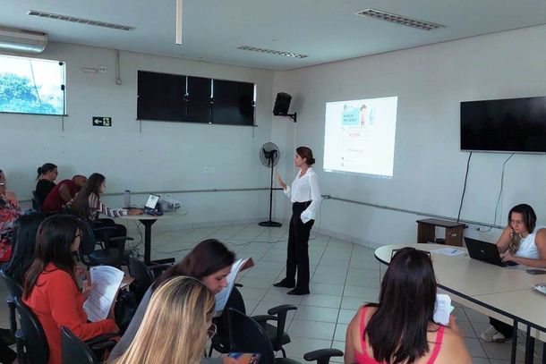A m&eacute;dica infectologista Priscila Freitas das Neves falando sobre a SRAG em reuni&atilde;o com gestores municipais de Sa&uacute;de.