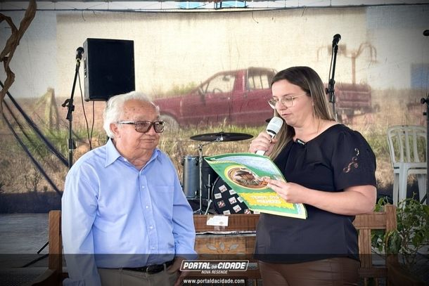 Senhor Jos&eacute; Augusto, mais conhecido como Fiico, recebendo homenagem de sua neta, Patr&iacute;cia da Silva.