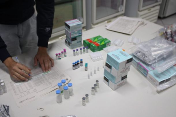 Vacinas sendo separadas para distribui&ccedil;&atilde;o aos munic&iacute;pios da Regional de Passos