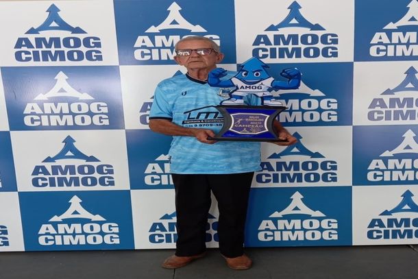 Sr. Nardo, de 75 anos, Hexacampe&atilde;o de Malha dos Jogos AMOG 2025