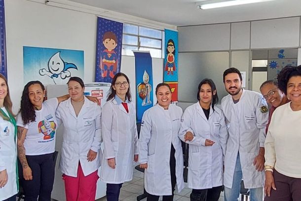 Equipe da Sala de Vacinas e M&aacute;rcia Silva (1&ordf; &agrave; dir.)