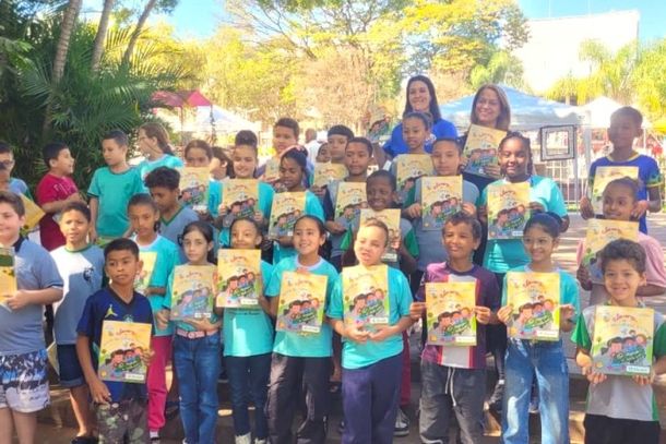 Sicredi das Culturas leva literatura e cooperativismo para mais de mil crian&ccedil;as durante feiras do livro em Minas Gerais