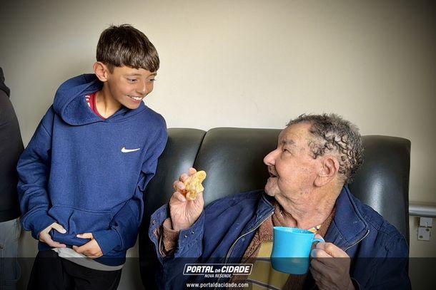 Alunos da Escola Padre Luiz Moreno levam carinho ao Lar S&atilde;o Vicente de Paulo