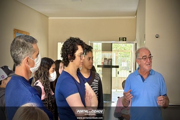 Alunos da Escola Padre Luiz Moreno levam carinho ao Lar S&atilde;o Vicente de Paulo