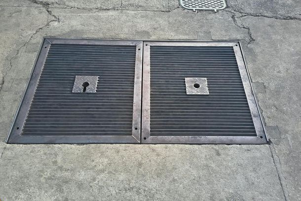 Tampa na cal&ccedil;ada