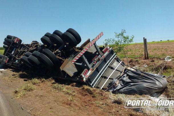 Motorista n&atilde;o conseguiu realizar a curva tombando o caminh&atilde;o carregado com amido de mandioca