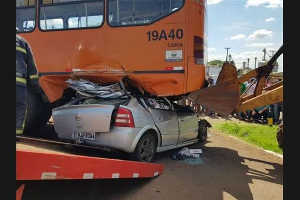 O carro foi parar debaixo do &ocirc;nibus e o motorista ficou preso &agrave;s ferragens