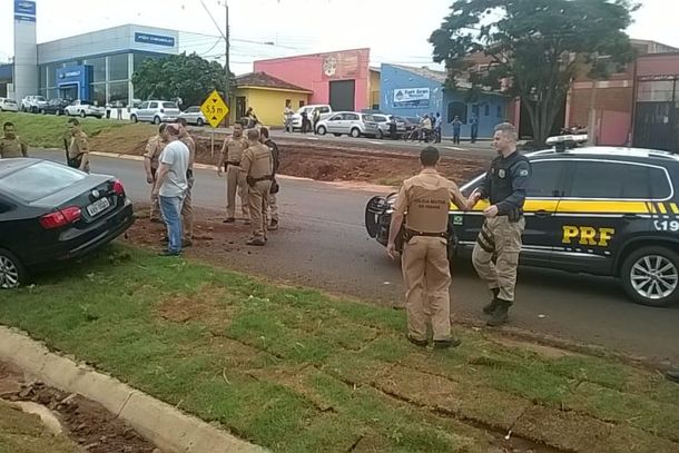 Detentos tentavam fugir em ve&iacute;culo roubado quando foram recapturados pela pol&iacute;cia.