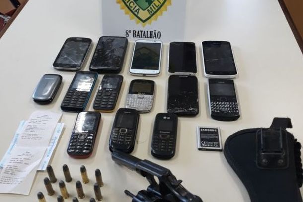 Os policiais recolheram diversas por&ccedil;&otilde;es de maconha, 42 pedras de crack, 51 celulares, um rev&oacute;lver calibre 38 (com numera&ccedil;&atilde;o raspada), 18 muni&ccedil;&otilde;es e duas espingardas de fabrica&ccedil;&atilde;o artesanal.
