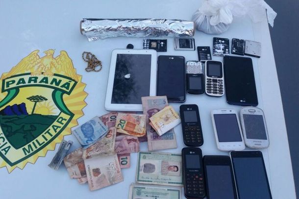 Os policiais recolheram diversas por&ccedil;&otilde;es de maconha, 42 pedras de crack, 51 celulares, um rev&oacute;lver calibre 38 (com numera&ccedil;&atilde;o raspada), 18 muni&ccedil;&otilde;es e duas espingardas de fabrica&ccedil;&atilde;o artesanal.