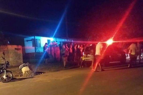 Os disparos teriam sido feitos por dois homens que estavam em uma moto e se evadiram logo ap&oacute;s o crime.