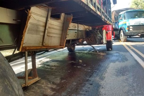 Motorista colidiu com a lateral de um caminh&atilde;o