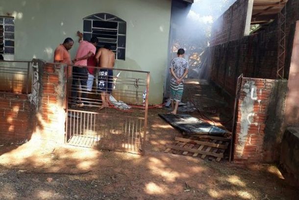 A casa estava vazia e foi invadida por algumas pessoas, de acordo com os vizinhos do local.