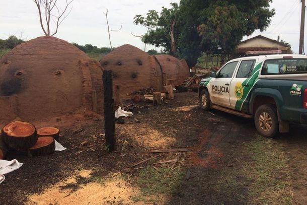 As atividades na carvoaria permanecem paralisadas at&eacute; decis&atilde;o do Instituto Ambiental do Paran&aacute;.