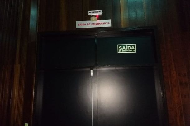 De acordo com o Corpo de Bombeiros, a rede de hidrantes, o sistema de alarmes de inc&ecirc;ndios e lumin&aacute;rias de emerg&ecirc;ncia do teatro precisam de readequa&ccedil;&atilde;o. 