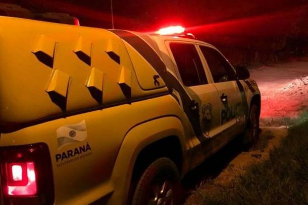 O rapaz morreu na hora e os suspeitos fugiram em uma moto.