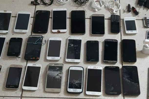 28 celulares e 15 carregadores foram apreendidos.
