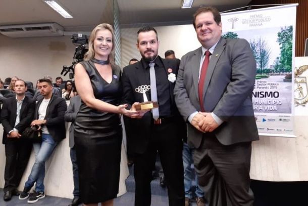 A secret&aacute;ria de educa&ccedil;&atilde;o, Ad&eacute;lia Paix&atilde;o, e o prefeito KIQ, foram receber o pr&ecirc;mio.
