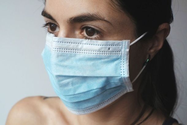 De acordo com o governador, o isolamento social &eacute; a melhor forma de preven&ccedil;&atilde;o, mas quem precisar sair de casa, a partir de agora, dever&aacute; usar m&aacute;scara para ajudar a evitar a contamina&ccedil;&atilde;o.