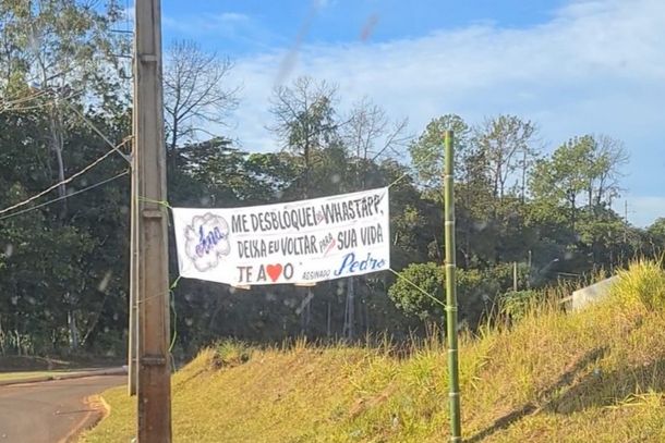 Faixas foram colocadas nas entradas da cidade.