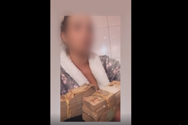 Ladr&otilde;es levaram todo o dinheiro da v&iacute;tima.