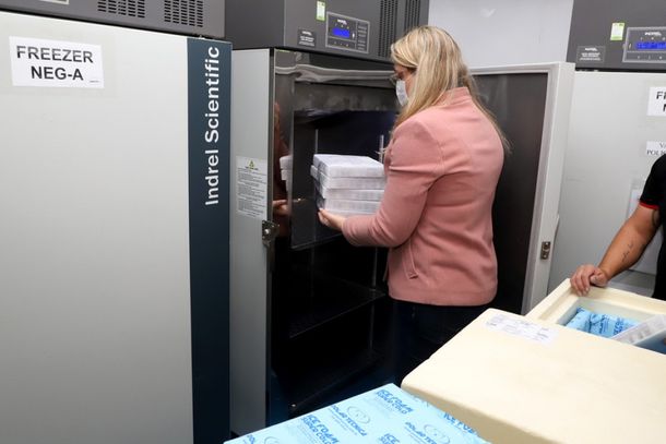 Nove das 22 regionais que formam o sistema p&uacute;blico de sa&uacute;de j&aacute; receberam, via terrestre, 77.490 das 143.910 do imunizante Comirnaty, produzido pela Pfizer/BioNtech, referente &agrave; 25&ordf; pauta de entrega governo federal.