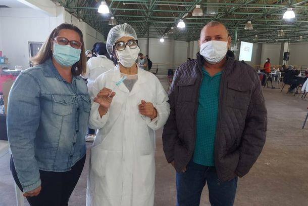 Os g&ecirc;meos, Ivania Magalh&atilde;es de Oliveira e irm&atilde;o Ivan Magalh&atilde;es, moradores do distrito de Mandiocaba, foram imunizados na &uacute;ltima segunda-feira (14)