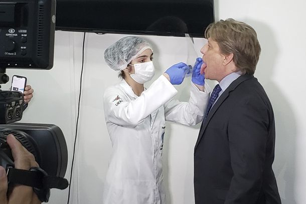 Batizado de SpectroCheck, para funcionar ele &eacute; inclu&iacute;do em um aparelho port&aacute;til analisador de espectro a fim de detectar em tr&ecirc;s segundos a presen&ccedil;a ou a aus&ecirc;ncia do novo coronav&iacute;rus (Sars-Cov-2) em humanos.