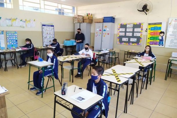 O retorno gradual come&ccedil;ou em maio, com as turmas de 4&ordm; e 5&ordf; ano, para que houvesse tempo h&aacute;bil de a Vigil&acirc;ncia em Sa&uacute;de acompanhar qualquer altera&ccedil;&atilde;o no avan&ccedil;o da pandemia de covid-19.