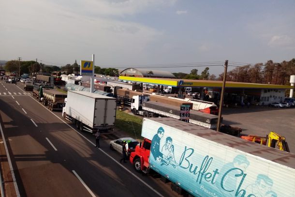 Caminh&otilde;es com cargas secas est&atilde;o sendo parados.