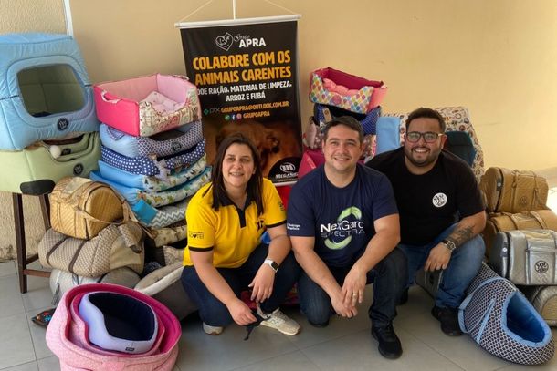 Taysa Garrido, volunt&aacute;ria do Grupo Apra, Tiago Ortiz Gomes, da Ponto Pet e  Junior Diniz, da Pet C&atilde;o, durante a entrega das doa&ccedil;&otilde;es.