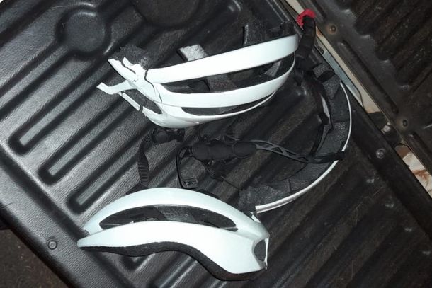 Capacete de um dos ciclistas partiu com a queda.