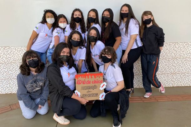 "Elaboramos esse projeto de arrecada&ccedil;&atilde;o de absorventes descart&aacute;veis para mulheres de baixa renda", explicam as adolescentes.