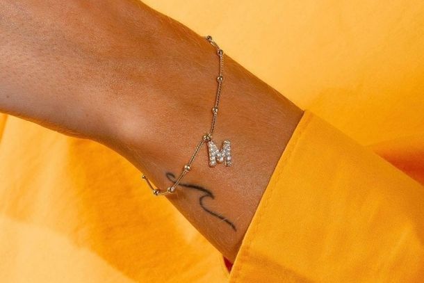 Uma op&ccedil;&atilde;o de pe&ccedil;a personalizada s&atilde;o as pulseiras com iniciais.