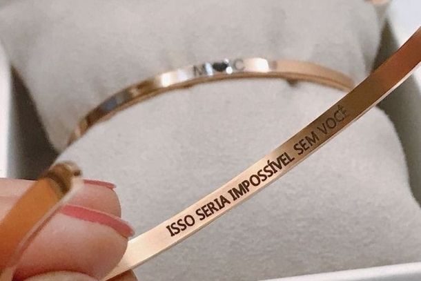 Pulseiras personalizadas para madrinhas de casamento s&atilde;o op&ccedil;&otilde;es certeiras para eternizar um momento t&atilde;o especial.