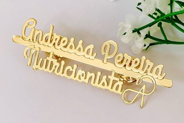 Broches de profiss&atilde;o e outros modelos tamb&eacute;m podem ser personalizados.