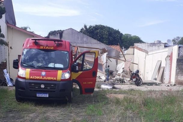 Ainda segundo a equipe, o jovem n&atilde;o ficou preso nos restos de constru&ccedil;&atilde;o, foi socorrido e encaminhado ao hospital Santa Casa de Paranava&iacute;.