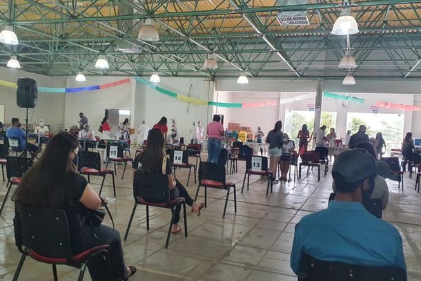 Vacina&ccedil;&atilde;o come&ccedil;a &agrave;s 8h e segue at&eacute; &agrave;s 13h.