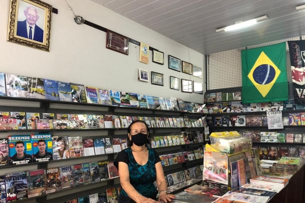 Propiet&aacute;ria, Zenaide, que trabalha na banca desde 1967.
