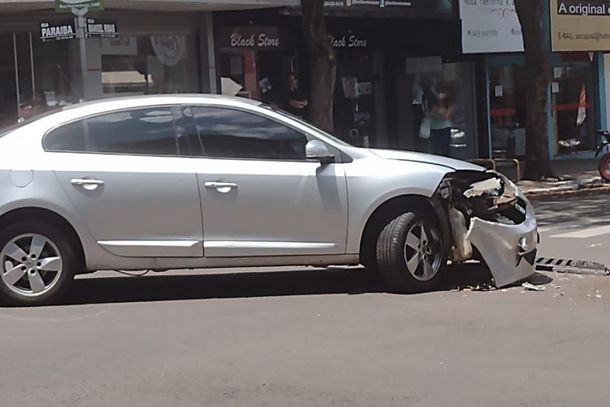 Batida aconteceu entre a rua Manoel Ribas com a rua Para&iacute;ba