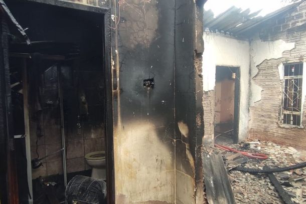  Sete bombeiros e cerca de 7 mil litros de &aacute;gua foram necess&aacute;rios para conter o inc&ecirc;ndio