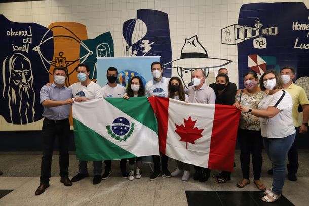 No dia do embarque, Let&iacute;cia &eacute; a intercambista mulher que est&aacute; segurando a bandeira do Paran&aacute;.